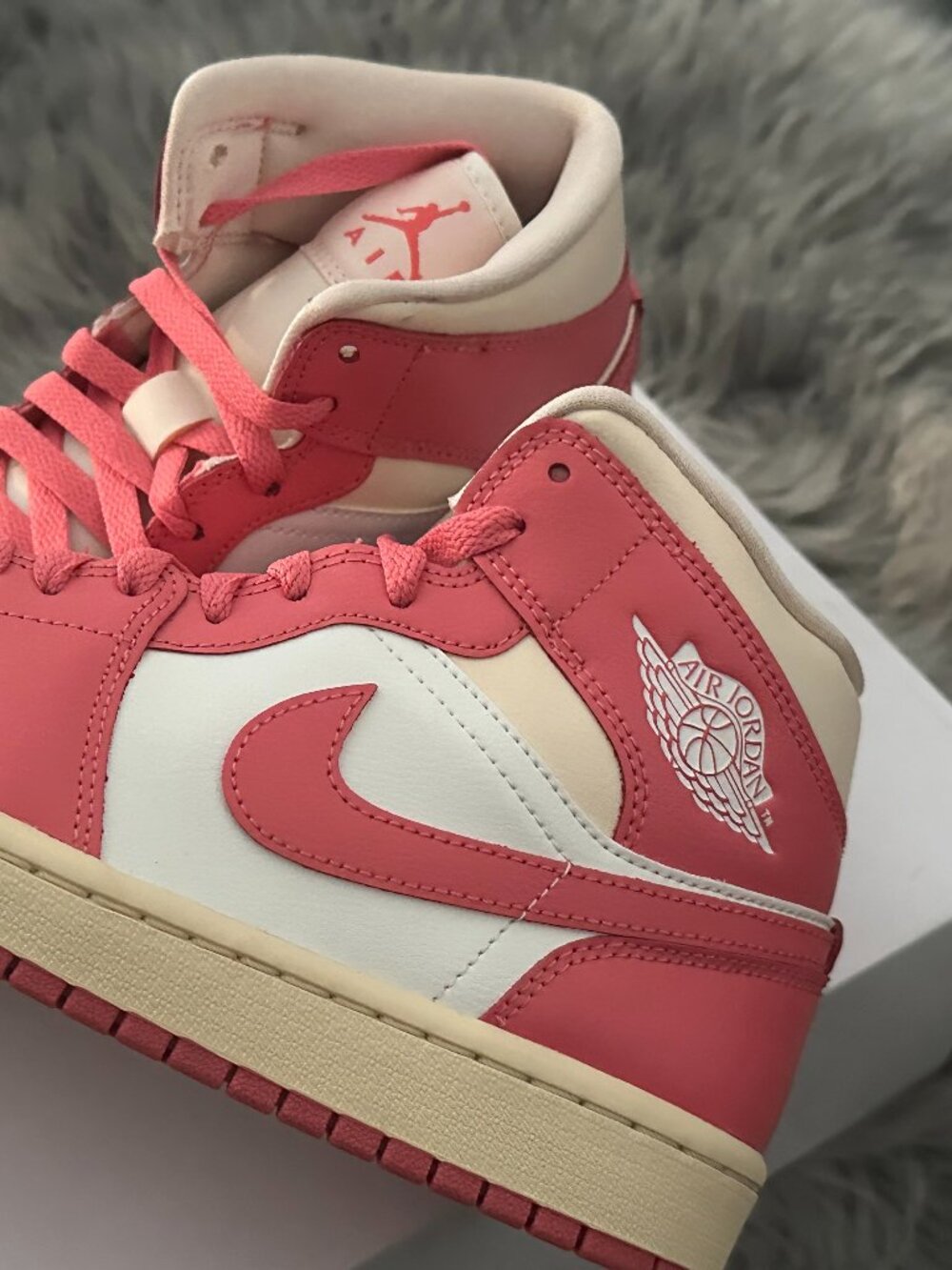 Nike Air Jordan 1 Mid Guava Ice White Sneakers Women’s 8 BQ6472-109 DS